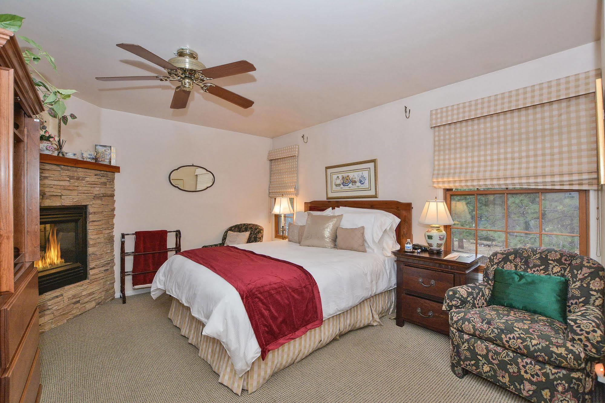 Alpenhorn Bed And Breakfast บิ๊กแบร์เลค ภายนอก รูปภาพ